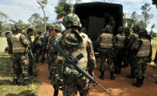 Soldati dell'esercito del Paraguay in assetto di guerra contro guerrigllieri dell'Esercito del popolo paraguaiano.