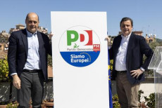 Nicola Zingaretti, segretario del PD (a sinistra), e Carlo Calenda durante la presentazione del simbolo per le elezioni europee del Partito Democratico sulla terrazza del Nazareno.