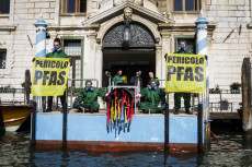 Attivisti di Greenpaece in una protesta contro l'inquinamento da Pfas.