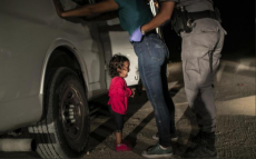 La foto dell'anno vincitrice del World Press Photo Award 2019 è quella di John Moore che ci mostra una bambina dell'Honduras in lacrime mentre sua madre viene perquisita dagli agenti di polizia di frontiera al confine tra Messico e Stati Uniti