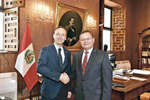 Il Sottosegretario agli Esteri On. Guglielmo Picchi con il Ministro degli Esteri del Perù Nestor Popolizio.