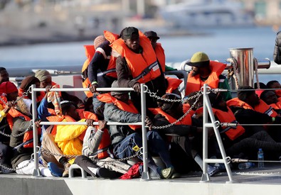 Migranti su una motovedetta della Guardia Costiera.