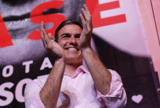 Spagna: Il Primo Ministro e leader del Partito Socialista (Psoe) Pedro Sanchez applaude una volta conosciuti i risultati delle votazioni.