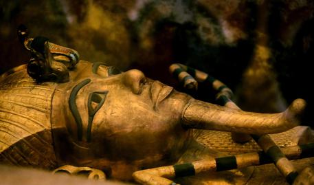 La maschera d'oro di Tutankhamun scoperta nella Valle dei Re a Luxor (Egitto).