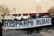 La protesta all'esterno del Centro sportivo Palladio, dei risparmiatori chiedendo i rimborsi totali.