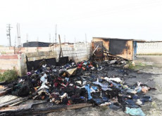 Migranti: la baracca distrutta dalle fiamme nell'agglomerato abusivo dove un cittadino straniero è morto a Borgo Mezzanone, a pochi chilometri da Foggia