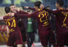 I compagni di squadra della Roma festeggiano Edin Dzeko dopo il gol all'Udinese.