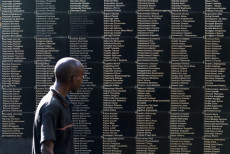 Ruanda, la lapide con i nomi delle vittime del genocidio di 25 anni fa.