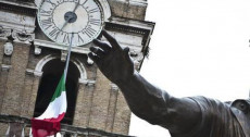 Roma: Un particolare del torrione con l'orologio del Campidoglio con la bandiera italiana