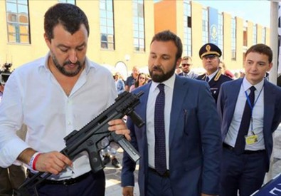 La foto incriminata: Il vice premier e ministro dell'Interno, Matteo Salvini, imbraccia un mitra per strada.