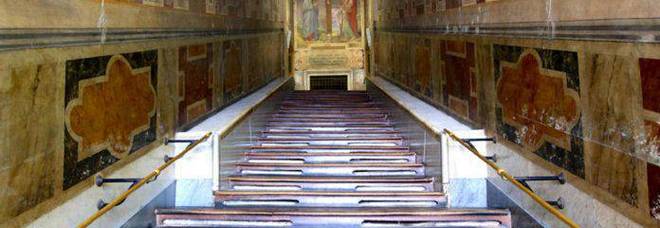 La Scala Santa con i 28 gradini in marmo senza copertura lignea per 60 giorni.