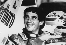 Una foto d'archivio in bianco e nero di Ayrton Senna. sorridente nella sua monoposto.