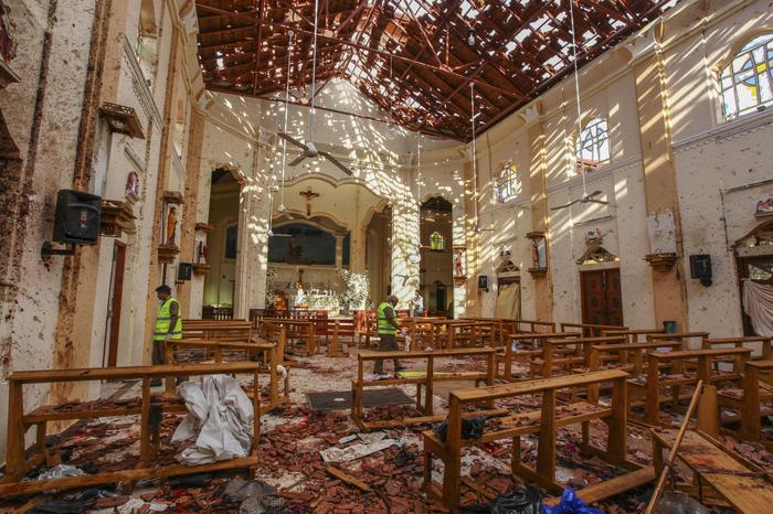 Sri Lanka: L'interno della Chiesa di San Sebastiano sventrata dopo l'attentato.