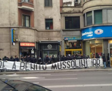 Scritta 'Onore a Mussolini' vicino piazzale Loreto.