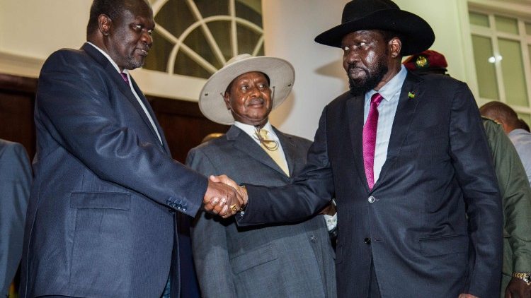 Sud Sudan: La stretta di mano tra i due leader sudsudanesi