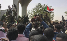 Sudan: Manifestanti festeggiano con dei militari la caduta del dittatore Bashir.