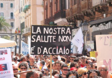 Taranto: manifestazione di protesta contro la diffusione di cancro in città.