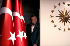 Il presidente della Turchia Recep Tayyip Erdogan entrando nella sala conferenza stampa.