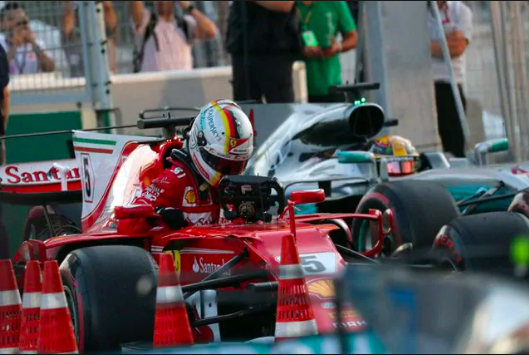 Sebastian Vettele della Ferrari e Hamilton della Mercedes a Baku nel 2017.