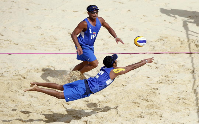La coppia venezuelana di beach volley in azione.