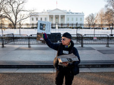 Protesta di fronte alla Casa Bianca distribuendo il Washington Post.