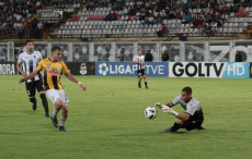 Calcio: Una fase di gioco della partita Zamora-Llaneros dell'anno scorso.
