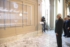 Il presidente della Repubblica Sergio Mattarella rende omaggio alla "Parete della Memoria" in occasione dell'inaugurazione della nuova sede unitaria del Sistema di Informazione per la Sicurezza della Repubblica