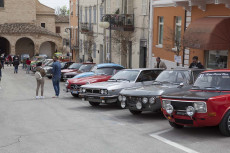 Le auto d'epoca pronte per la gara, parcheggiate nella piazza principale di Fermo.
