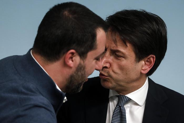 Faccia a faccia tra Matteo Salvini (S), vice premier e ministro dell'Interno, e Giuseppe Conte, presidente del Consiglio.