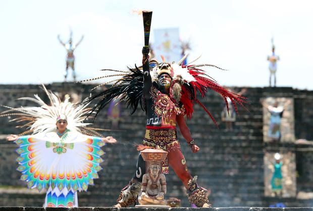Giochi Panamericani: L'accensione della fiaccola si svolge nel tempio del Dio Sole, in Messico.