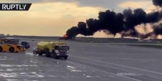 Mosca: Un fermo immagine tratto dal profilo Twitter della televisione Rt mostra l'aereo Sukhoi Superjet dell'Aeroflot, andato in fiamme all'aeroporto moscovita di Sheremetyevo.