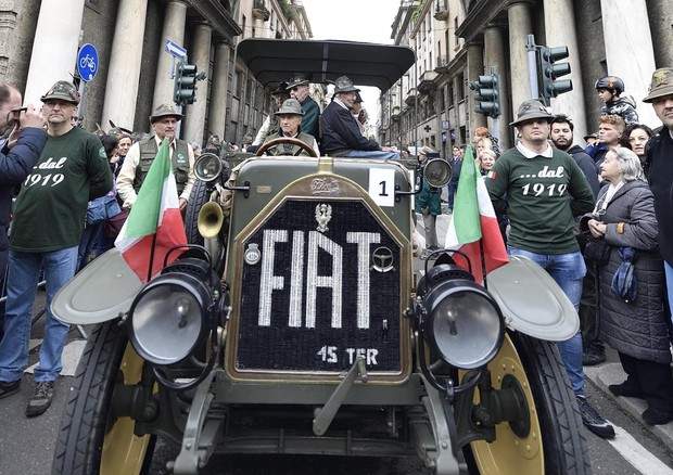 Durante la adunata degli Alpini a Milano con un'auto d'epoca della Fiat