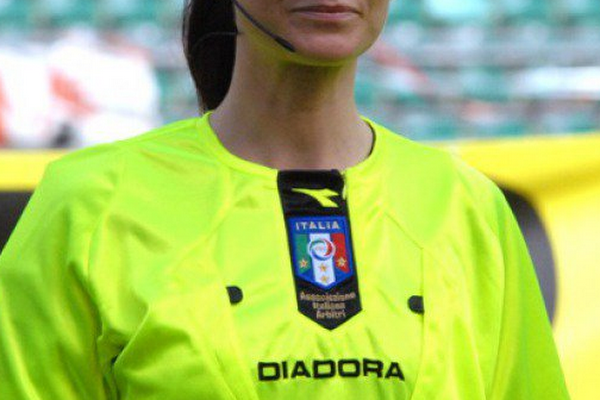 Arbitro di calcio donna