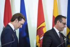 Il Cancelliere austriaco Sebastian Kurz (a sinistra) e il suo Vice Heinz-Christian Strache (a destra) lasciano la conferenza stampa.