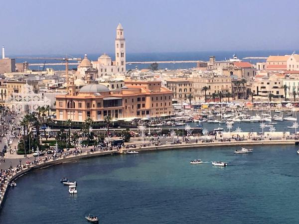 Panoramiche dall'alto di Bari: porto e lungomare.