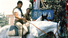 Un'immagine del viaggio a cavallo da Milano a Roma che Lucio Battisti e Mogol fecero nel 1970 poco prima di scrivere «Emozioni»
