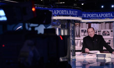 Silvio Berlusconi durante nella puntata di Porta a Porta.
