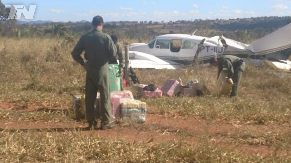 Militari sequestrano pacchi di cocaina scaricati dal velivolo a Goias (Brasile)