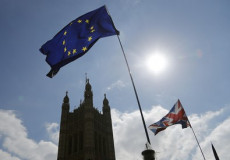 Brexit: Sventolano la bandiera dell'Europa e quella inglese. Sullo sfondo il Big Ben.