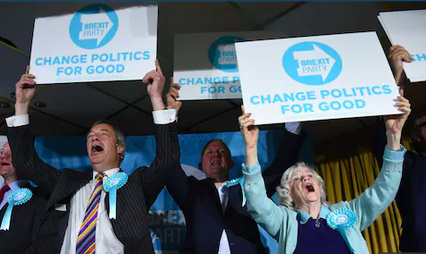 Nigel Farage e Ann Widdecombe lanciano la campagna del Brexit Party.
