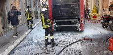 I vigili del Fuoco intorno all'autobus andato in fiamme al centro di Roma