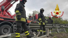 L'intervento dei vigili del fuoco dopo il ribaltamento di un bus turistico a Monteriggioni (Siena).