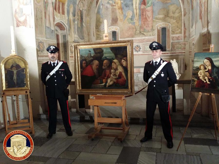 Carabinieri Tutela Patrimonio Culturale con alcune delle opere d'arte recuperate.