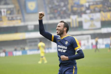 In questa foto d'archivio Giampaolo Pazzini festeggia un suo gol.