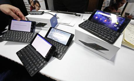 Alcuni computer esposti su un tavolo alla International Consumer Electronics Show in Las Vegas, Nevada.