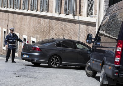 L'auto blu con a bordo il Primo Ministro, Giuseppe Conte, entra nel portone del Quirinale.