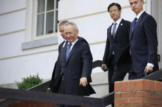 Il vice Premier cinese Liu He, a sinistra, lascia l'Office of the United States Trade Representative in Washington.