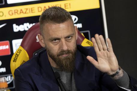 Il centrocampista della Roma, Daniele De Rossi, durante una conferenza stampa al centro sportivo di Trigoria