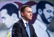 Il ministro del Lavoro dello Sviluppo economico e vicepremier Luigi Di Maio . Sullo fondo un disegno con la faccia di Matteo Salvini.