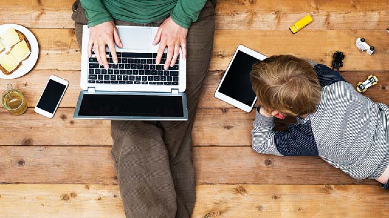 New York Times, Millennials: padre e figlio giocando ognuno con il proprio computer.